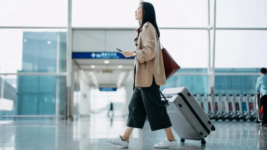 Traveler experience at MDW airport moving through the terminal