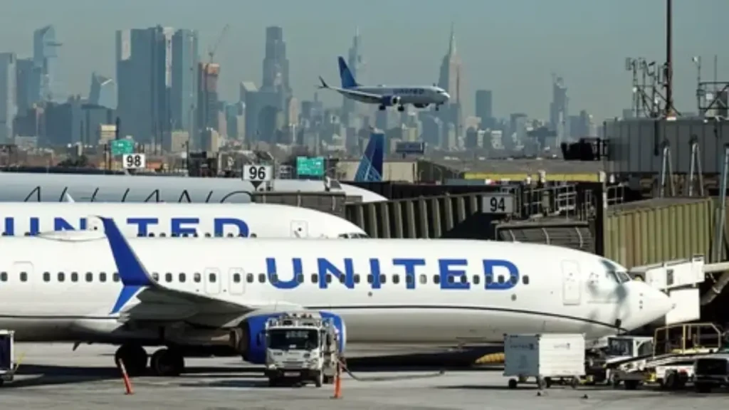 United Airlines arrivals and departures at DTW Airport